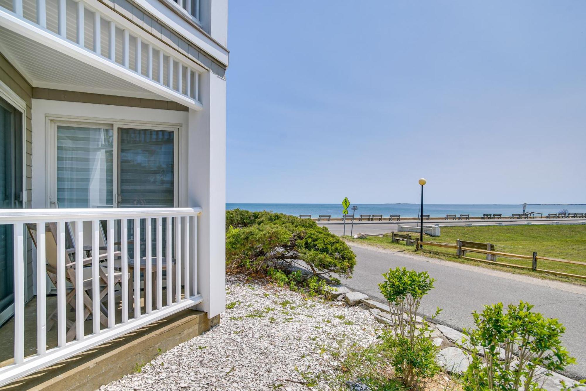 Breezy Oak Bluffs Condo - Steps To Inkwell Beach! エクステリア 写真